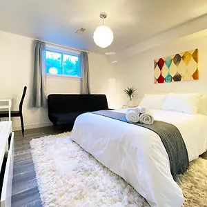 Bed & Breakfast - Free Parking, Toronto
