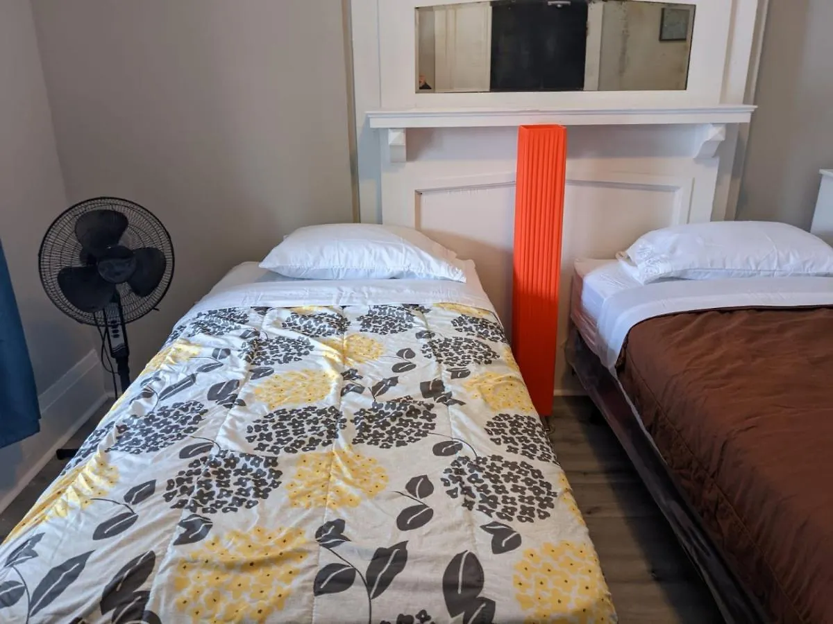 Toronto Furnished Living Rooms בית הארחה
