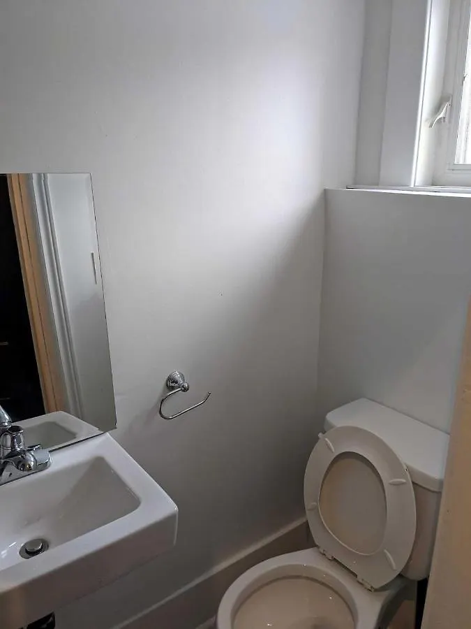 Toronto Furnished Living Rooms בית הארחה